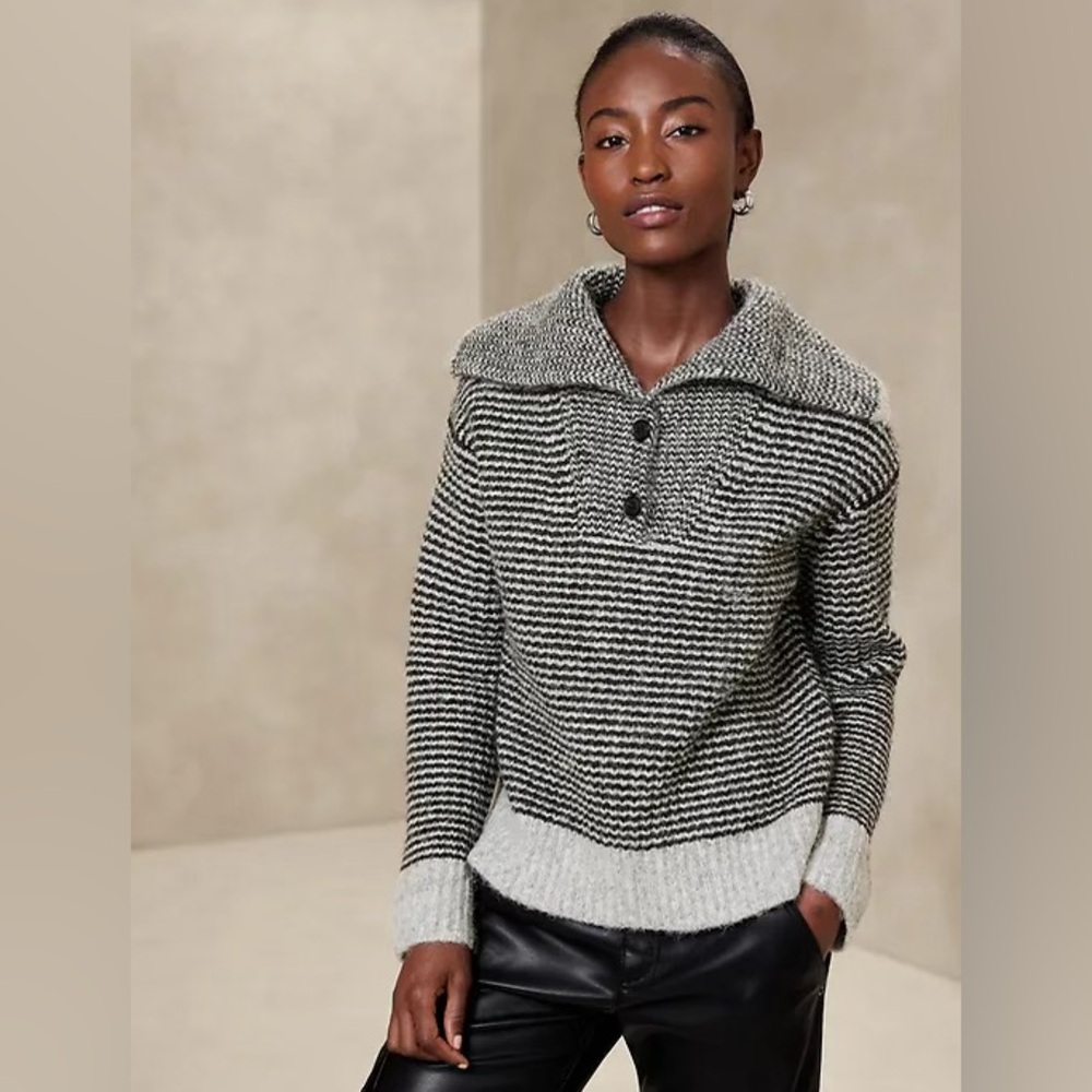 Banana Republic Black/Gray Sweater, Size M